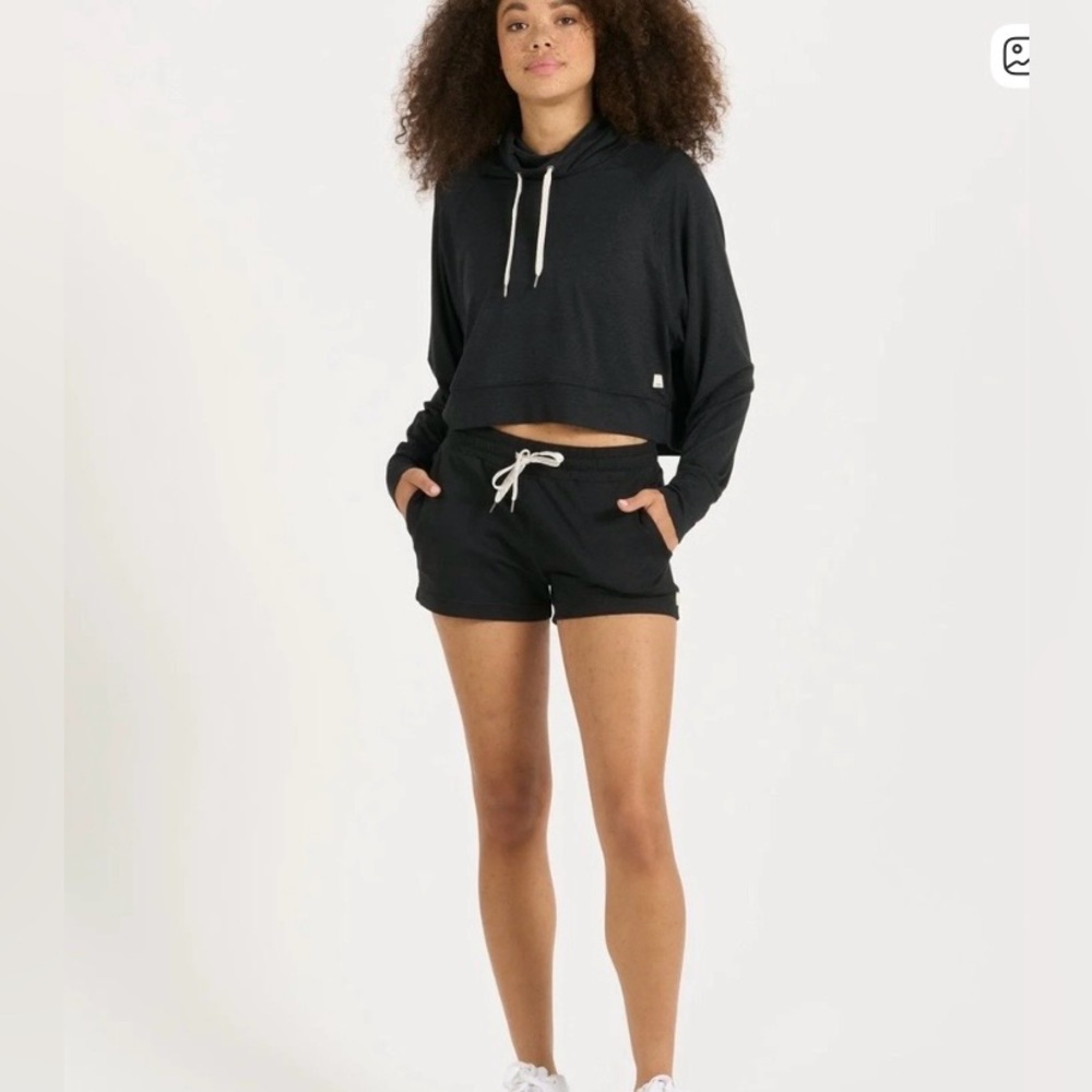 Vuori Halo Performance Short in Black- Size Large. Great condition.